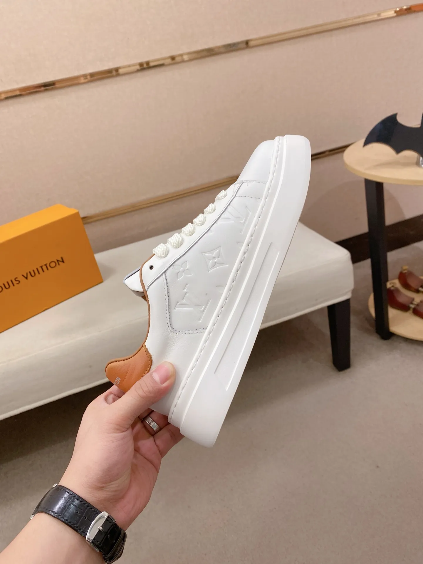 Men's shoes 💰: 480💰🎉🎉LV~Louis Vuitton trendy men's shoes New shipments Latest matching The same style as the official website Super high quality Hot sales of the season [strong] [strong] [strong] Selected first-layer cowhide, comfortable cowhide lining, original last, comfortable on the foot, wear-resistant rubber outsole Size number: 38-44.
